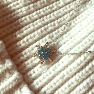 18" Snowflake ❄️ necklaces 💕❤️ 45 available